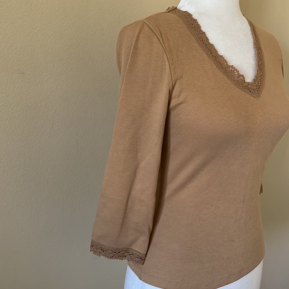 Camel colored lace V-neck top - Picture 4 of 11